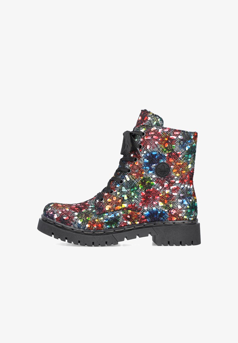 Svart och flerfärgad mönstrad ankelboot med texturerad yta, rund tå, snörning fram och tjock gummisula med djupa spår.