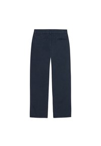 Μπλε σκούροι παντελόνια κανονικής γραμμής με δύο πίσω τσέπες και ομαλή βαμβακερή ύφανση. Μινιμαλιστικός σχεδιασμός χωρίς ορατά μεταλλικά στοιχεία ή σχέδια.