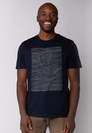Navyblauwe katoenen T-shirt met een handontwerp bestaande uit witte horizontale lijnen. Korte mouwen, ronde hals, zachte textuur.