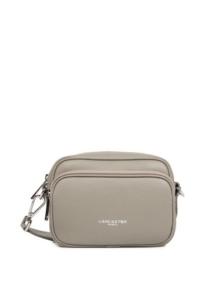 Sac bandoulière compact en cuir grainé gris avec poche zippée frontale, quincaillerie argentée et bandoulière détachable.