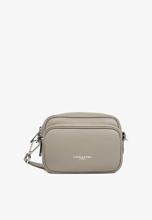 Sac bandoulière compact en cuir grainé gris avec poche zippée frontale, quincaillerie argentée et bandoulière détachable.