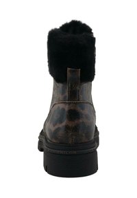 Ankleboot met luipaardprint en een zwarte nepbont kraag, glanzend leerachtig materiaal en een getextureerde rubberen zool. Achteraanzicht weergegeven.