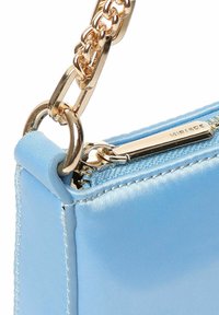 Lysblå syntetisk crossbody taske med en glat tekstur, guld kædetræk og lynlåslukning med en sølv lynlåssnor.