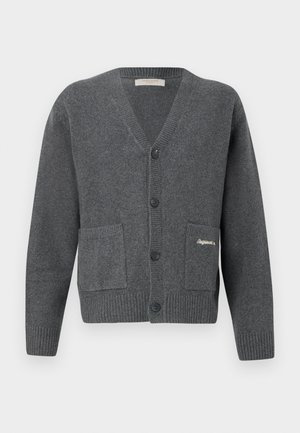 Grauer Cardigan aus Strickstoff, mit V-Ausschnitt, sechs Knöpfen, zwei Fronttaschen und gerippten Bündchen sowie Saum.
