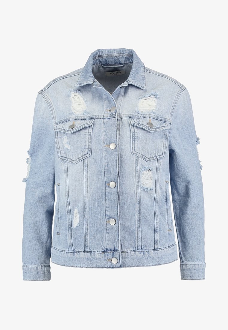 Jasnoniebieska, zniszczona kurtka dżinsowa z zapięciem na guziki, dwoma kieszeniami na klatce piersiowej i kieszeniami bocznymi, z detalami w postaci zużytego i podartego materiału.