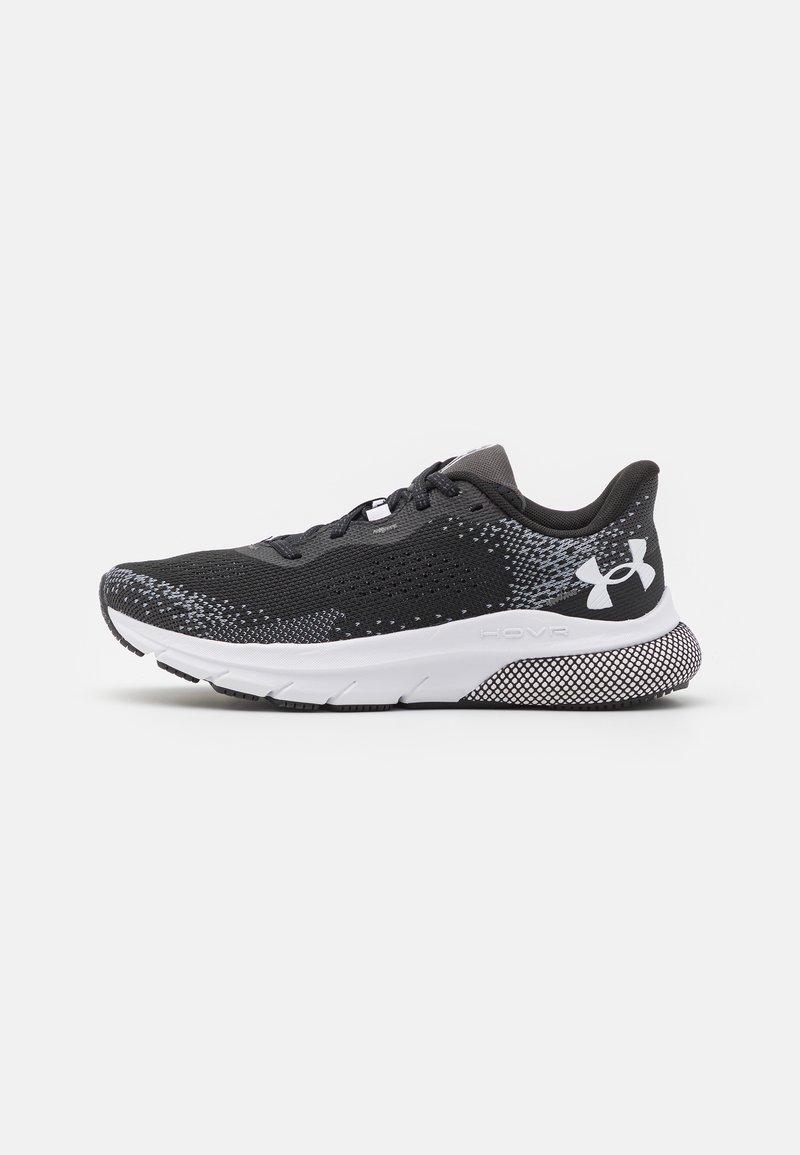 Zwarte sportschoen met bovenwerk van mesh, grijs verlooppatroon, gewatteerde witte zool en getextureerde zwarte outsole. Beschikt over een logo aan de zijkant.