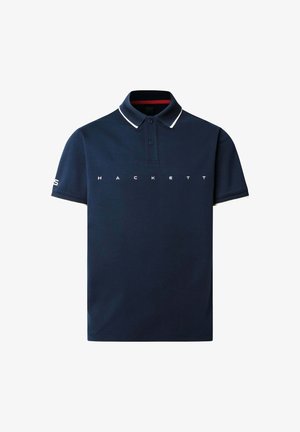 Polo blu navy con colletto a due bottoni, rifinito con bordi bianchi e la scritta "HACKETT" in grandi lettere sul petto. Vestibilità classica.