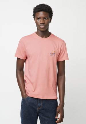 Rosa Baumwoll-T-Shirt mit kurzen Ärmeln und rundem Halsausschnitt, mit einem bestickten Design von zwei Figuren auf einem Fahrrad auf der linken Brust.