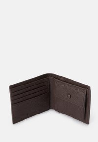 Hnedá kožená peňaženka s textúrovaným povrchom, so štyrmi priehradkami na karty, vreckom na mince so zatváraním na cvok a s bifold dizajnom.