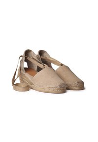 Bežové espadrilky s textilním svrškem, pletenou juteovou podrážkou a řemínky na kotnících. Nabízí kulatou špičku a plochou, texturovanou podrážku.