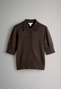 Brun kortärmad knappkort cardigan med krage, medium storlek, visad mot en enfärgad ljusgrå bakgrund.