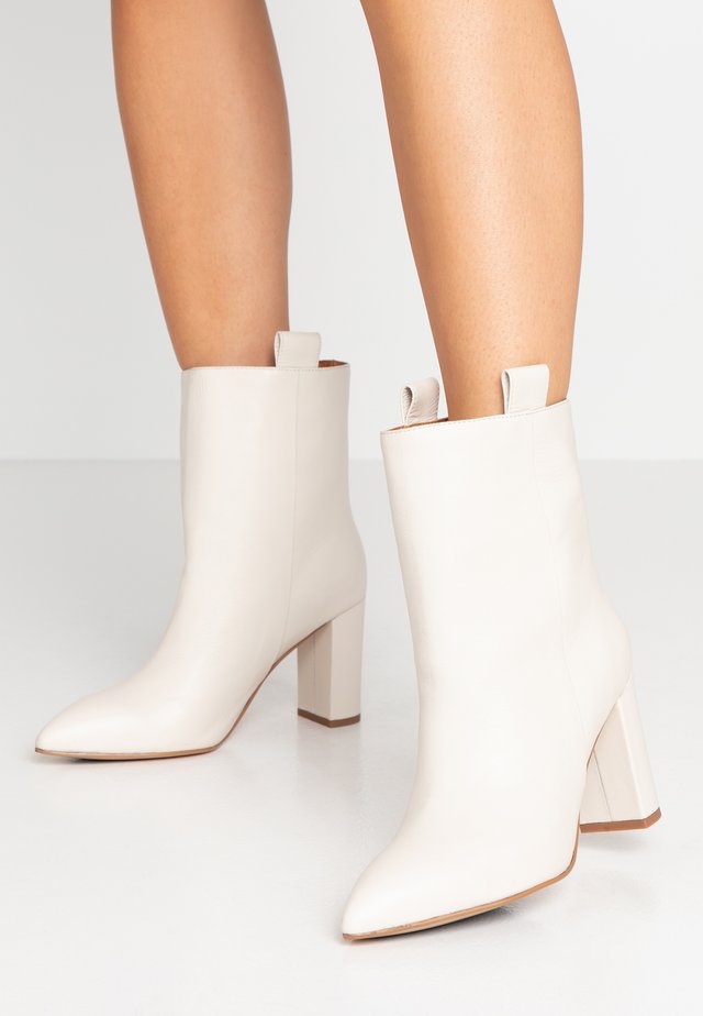 Ankelboots med høye hæler - offwhite