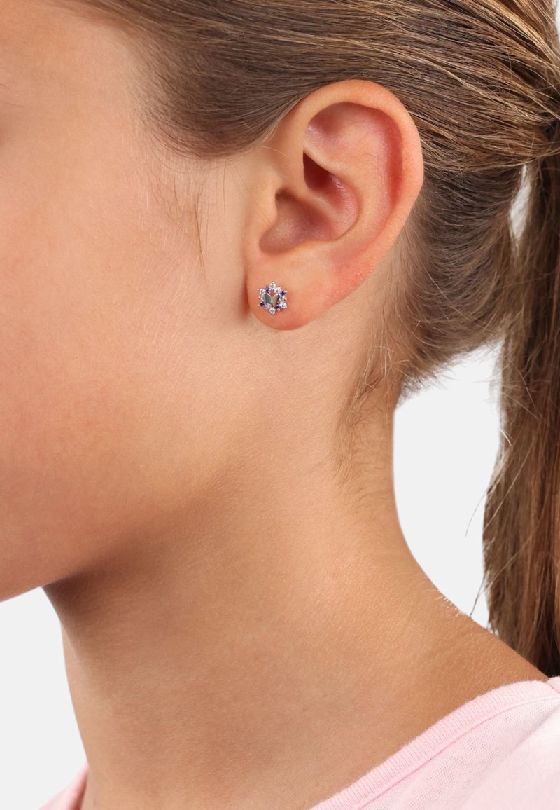 Orecchini a perno trasparenti con un design floreale, dotati di una pietra centrale a forma di cuore e piccole gemme circostanti in tono argento.