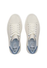 Scarpe bianche in pelle con una texture liscia, caratteristiche di accenti blu sul tallone e sulla linguetta, e lacci bianchi. Design alto con suole interne imbottite.