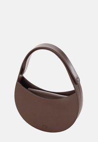 Brun, halvcirkelformet håndtaske lavet af glat materiale, med en enkelt rem og minimalistisk design med en knapdetalje.