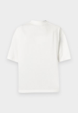 Witte katoenen t-shirt met korte mouwen, ronde hals en een ontspannen pasvorm. Gladde textuur, eenvoudig ontwerp, zonder zichtbare patronen of accenten.