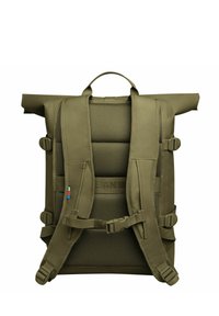 Zielony plecak typu roll-top z regulowanymi, wyściełanymi ramiączkami, siateczkowym wsparciem na plecach, akcentami z taśmy i zapięciami na klamry. Wykonany z trwałego materiału, o minimalistycznym designie.