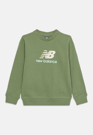 Długa, oliwkowozielona bluza z okrągłym dekoltem i długimi rękawami, wykończona ściągaczami przy mankietach i dole, z białym i jasnoniebieskim logo New Balance na środku przodu.