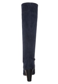 Botas de ante azul marino hasta la rodilla con tacón cónico. El diseño presenta una textura suave y una silueta limpia, sin herrajes ni acentos visibles.