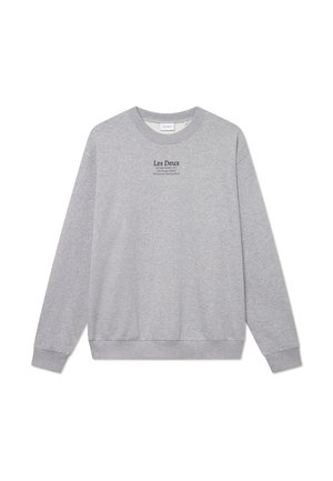 Sweat-shirt gris à col rond, à manches longues et avec des poignets côtelés. Présente un texte imprimé noir sur le devant. Fabriqué en mélange de coton doux.