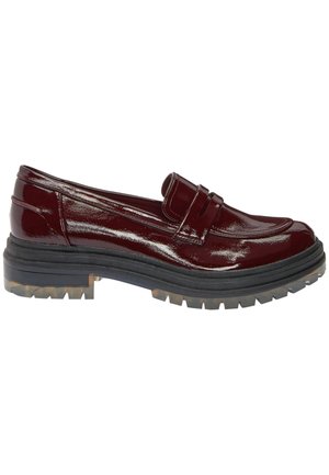 Mocassin en cuir brillant rouge foncé avec une semelle épaisse noire à crampons et un bout arrondi, vue de profil sur fond blanc.