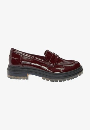 Mocassin en cuir brillant rouge foncé avec une semelle épaisse noire à crampons et un bout arrondi, vue de profil sur fond blanc.
