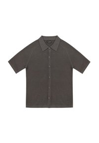 Koszulka polo z krótkim rękawem w oliwkowym kolorze, wykonana z dzianiny, z kołnierzykiem, zapięciem na guziki z przodu i fakturą ściągacza. Posiada kontrastowe guziki i luźny krój.
