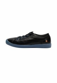 Sneaker in pelle nera con profilo basso, lacci blu e suola in gomma blu con piccoli punti. Emblema del logo ben visibile sul tallone.