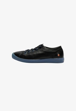 Czarne skórzane sneakersy o niskim profilu, z niebieskimi sznurówkami i niebieską gumową podeszwą z małymi kropkami. Widoczny emblemat logo na pięcie.