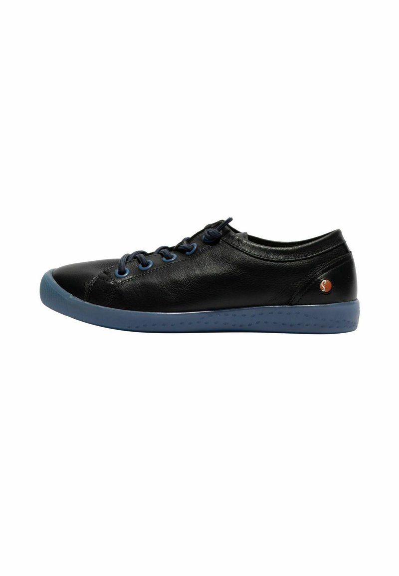 Sneaker in pelle nera con profilo basso, lacci blu e suola in gomma blu con piccoli punti. Emblema del logo ben visibile sul tallone.