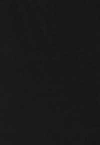 Czarna, wyściełana biurowa krzesło z podłokietnikami i pięcioramienną podstawą na kółkach, umieszczone na jasnoszarym podłodze.