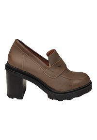 Zapato de tacón de cuero marrón con punta redonda y una suela de plataforma ancha y texturizada en negro. Presenta una correa frontal y costuras de contraste.