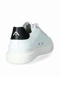 Sneaker bianco con un inserto sul tallone nero testurizzato, lacci piatti e una suola intermedia bianca lucida. Presenta un pannello laterale e occhielli in metallo.