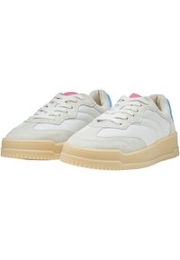 Baskets blanches avec des semelles en caoutchouc beiges, des accents en daim et en cuir lisse, et des détails roses et bleus sur la languette et le talon.