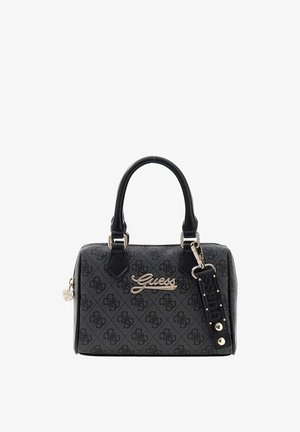 Sac à main Guess noir et gris avec motif monogramme, deux poignées noires, plaque logo dorée, et bandoulière amovible avec embossage "Guess" et clous.