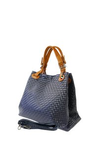 Marineblauwe leren handtas met geweven ontwerp, bruin textuur handvatten en een verstelbare schouderband. Beschikt over een vlakke bodem en een decoratieve accentlus.