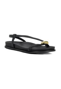 Zwarte platte sandalen van leer met dunne bandjes en een rechthoekige gouden accent aan de voorkant. De zool is glad en minimalistisch.