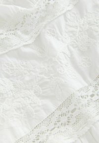 REGULAR FIT - EMBROIDERED - Maksikleit - white