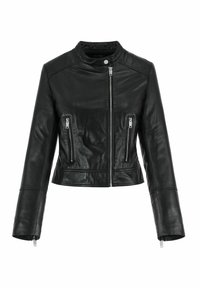 Czarna skórzana kurtka motocyklowa o dopasowanym kroju, z kołnierzem stójkowym i dwiema kieszeniami zapinanymi na zamek z przodu. Zawiera srebrne akcenty metalowe.