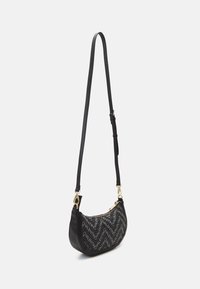 Borsa a tracolla nera con forma curva, caratterizzata da un design in tessuto con il nome del marchio in un motivo ripetuto. Dettagli in metallo dorato.