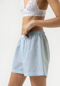 Lichtblauwe gestreepte short gemaakt van zachte stof, met een elastische tailleband en een knoopsluiting, in een ontspannen pasvorm.