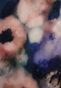 Abstrakt tyg med en mjuk textur som har en akvarell-liknande blandning av rosa, vitt och blå nyanser i ett suddigt mönster.