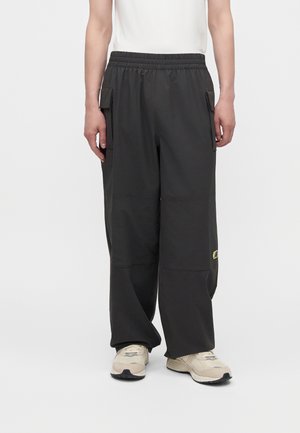 New Balance, STREET CLASSICS PANTS - Карго панталони - black cement