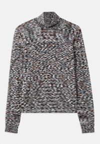 Dlhý rukáv rolák z textúrovanej pleteniny, s viacfarebným vzorom v odtieňoch hnedej, čiernej a bielej.