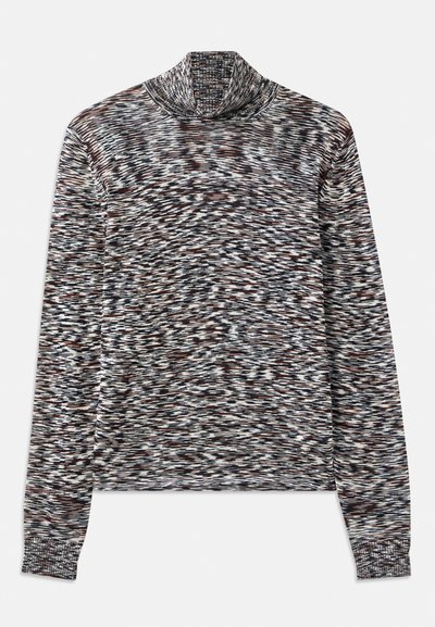 Hosszú ujjas, garbós pulóver, amely texturált kötött anyagból készült, és barna, fekete és fehér színekből álló mintával rendelkezik.