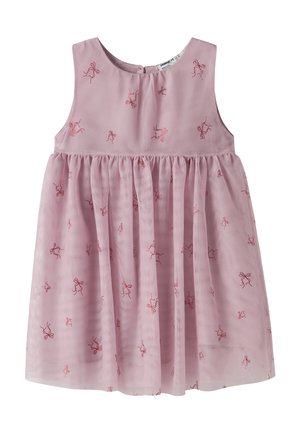 Vestido sin mangas de color rosa claro con falda fruncida y estampados de lazos rojos, mostrado extendido sobre un fondo blanco.