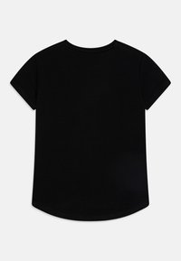 Melns īsām piedurknēm T-krekls ar noapaļotu apkakli un izliekta apakšmalu. Izgatavots no gluda kokvilnas auduma, bez rakstiem.