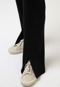 Touché Privé SLIT DETAILED - Hlače - black