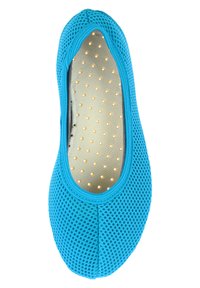 Blaue Mesh-Slipper mit perforierter Innensohle für Atmungsaktivität, runder Zehenpartie und einem glatten, flexiblen Design für optimalen Komfort.