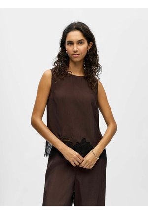 Haut sans manches marron avec un ourlet festonné et des accents en dentelle noire le long du bas. Texture lisse et coupe décontractée.